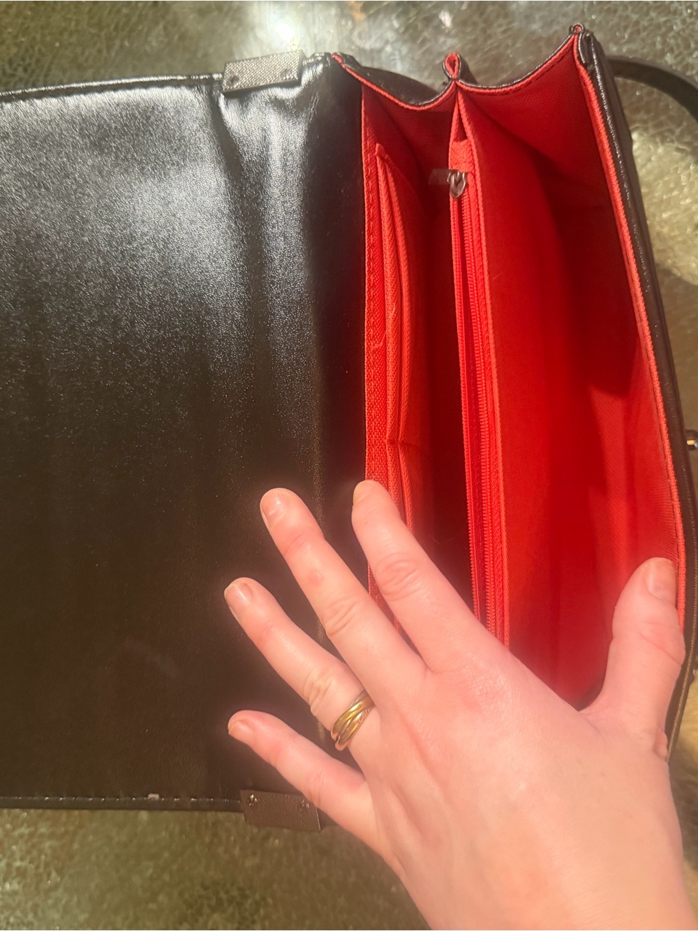 Beautiful, very classic handbag with chain and leather straps. ❤️ - Picture 3 of 5